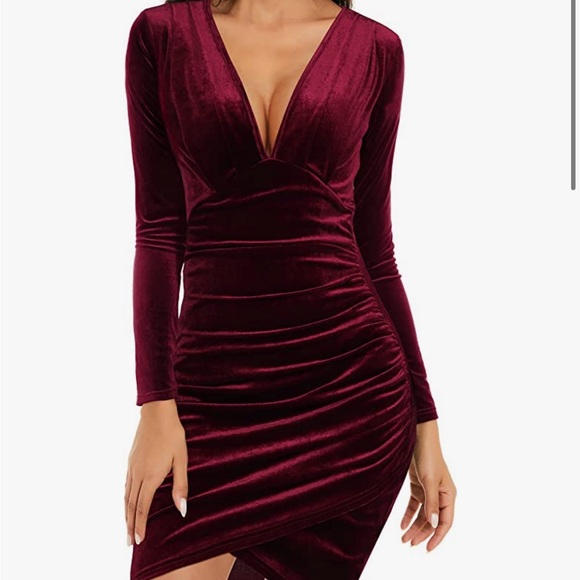huhot Dresses & Skirts - 💫5/$25💫Velvet Plunge Long Sleeve Fitted Cocktail Dress Mini